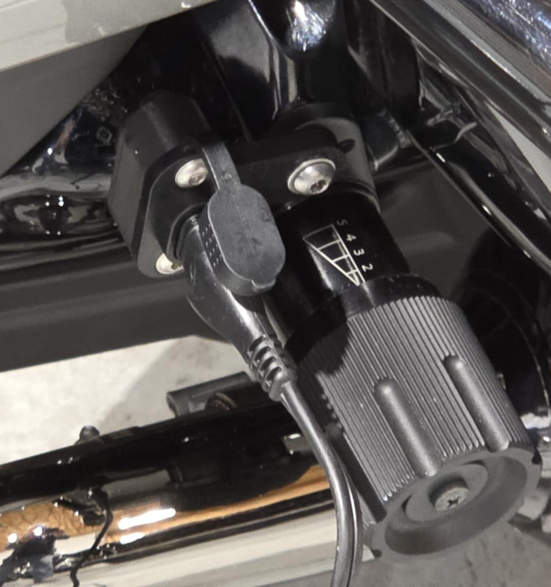 Charging port lower mount bracket for newer touring models