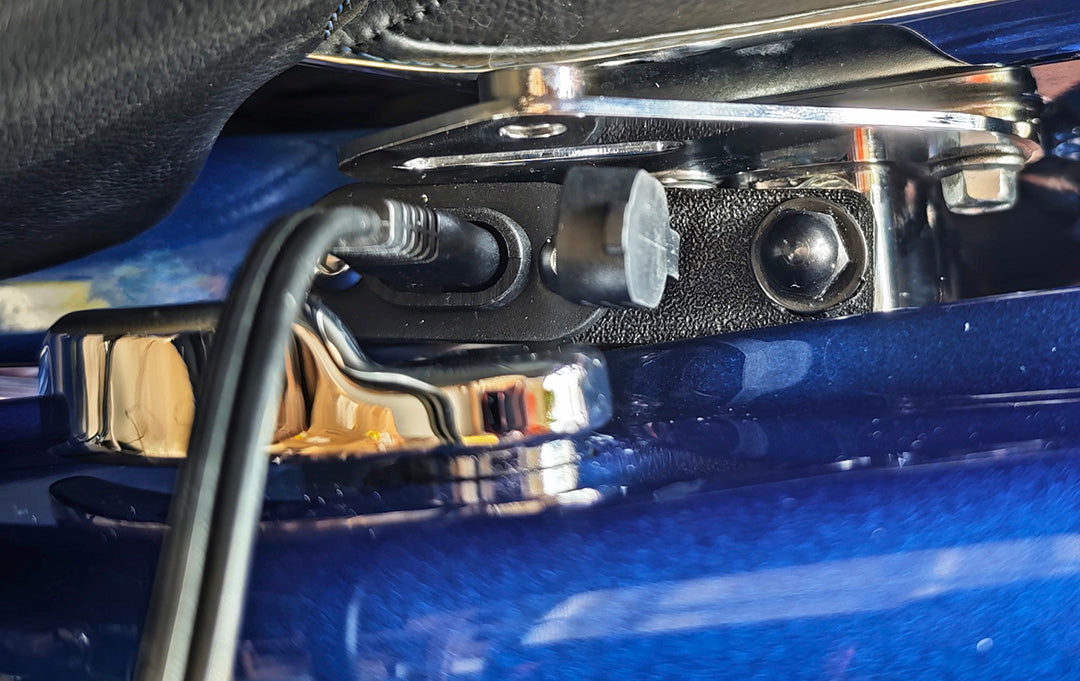 Charging port top mount bracket for touring bikes
