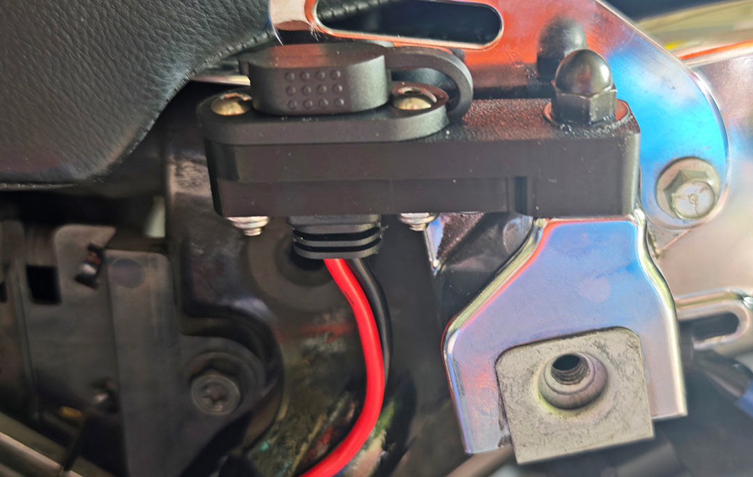 Charging port top mount bracket for touring bikes